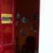 Una porta rossa permette lingresso nella casetta...